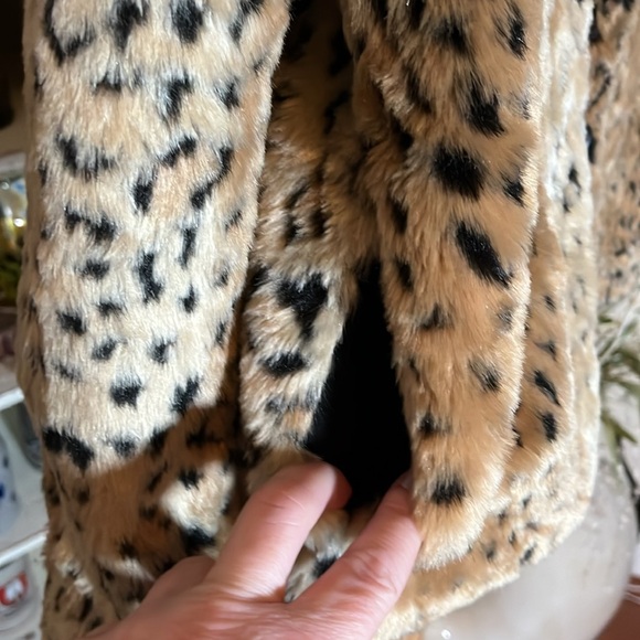 💙Honey Punch M Beautiful animal print faux fur jacket 2 front buttons.Lined. EUC - Picture 5 of 5